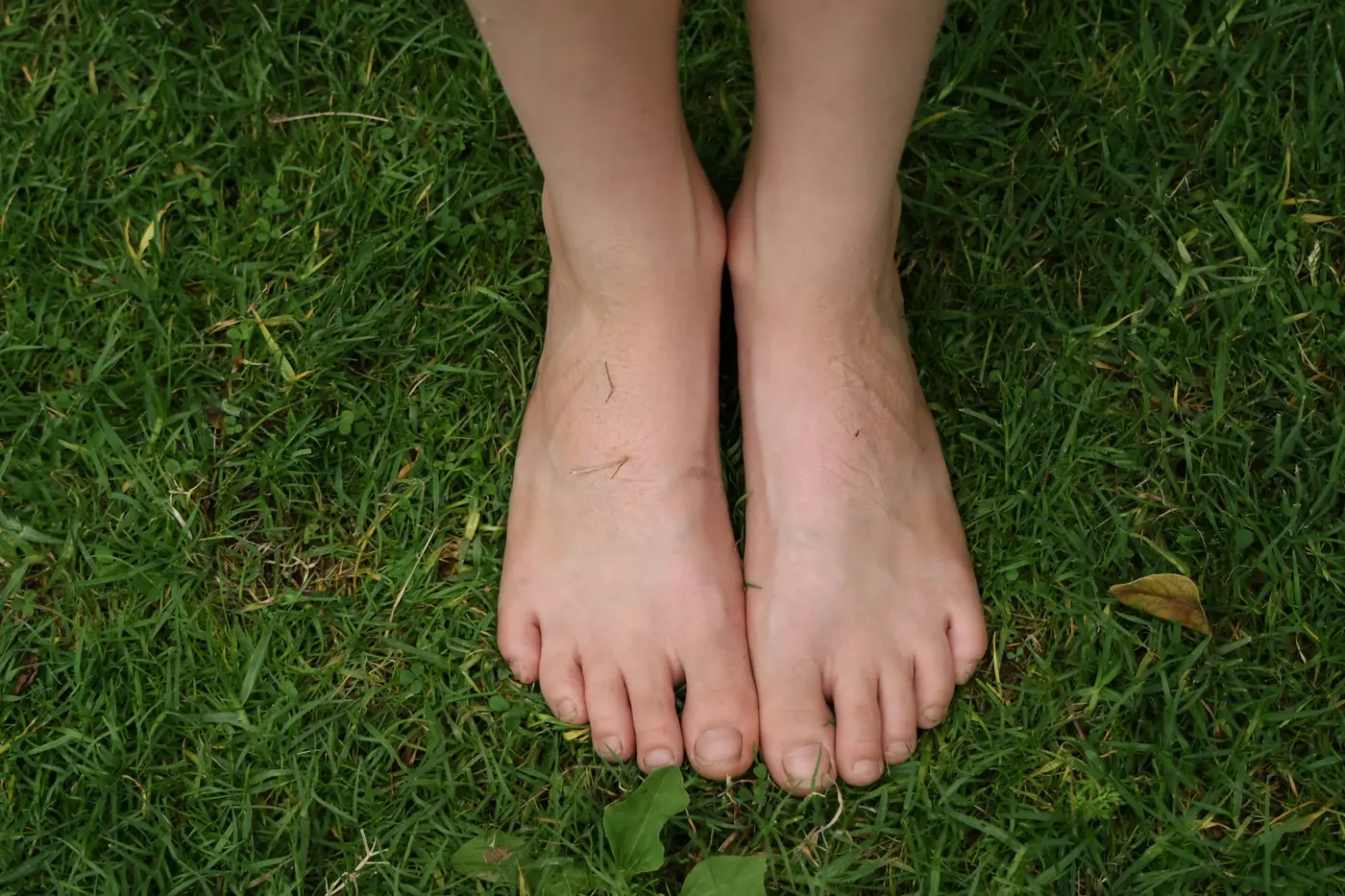 Pieds nus posés sur l’herbe