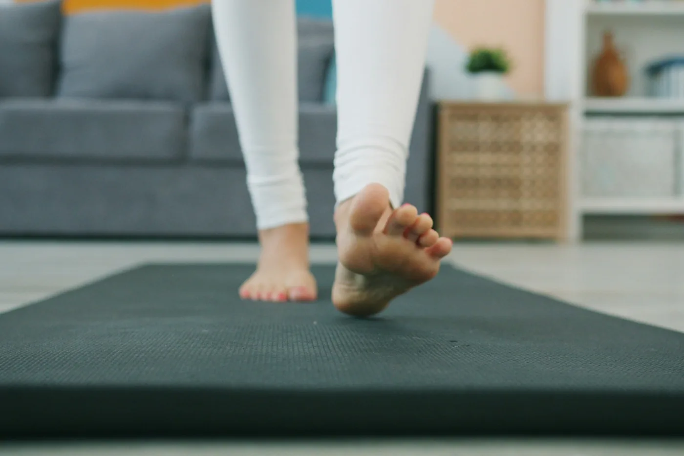 Pieds nus sur un tapis de sport